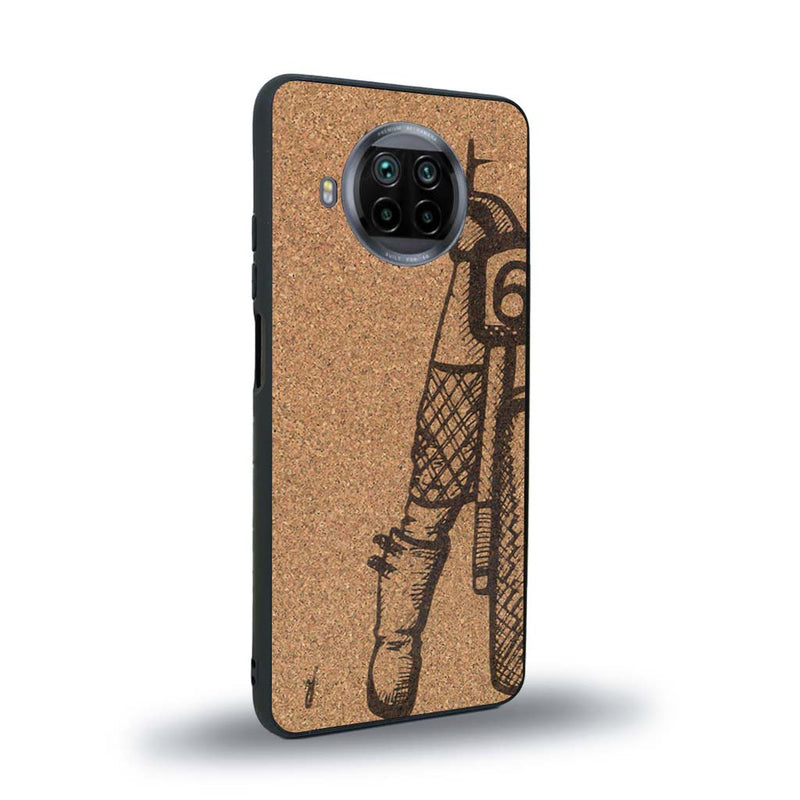 Coque de protection en bois véritable fabriquée en France pour Xiaomi Mi 10T Lite représentant une vue de face d'une femme sur une moto vintage dessinée à la main par l'artiste Maud Dabs