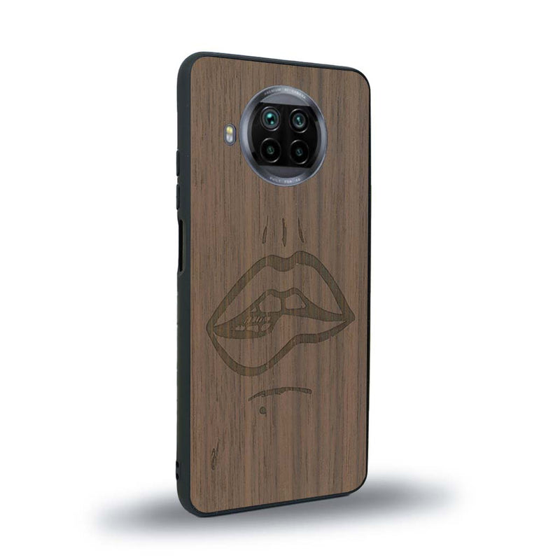 Coque de protection en bois véritable fabriquée en France pour Xiaomi Mi 10T Lite représentant de manière minimaliste une bouche de féminine se mordant le coin de la lèvre de manière sensuelle dessinée à la main par l'artiste Maud Dabs