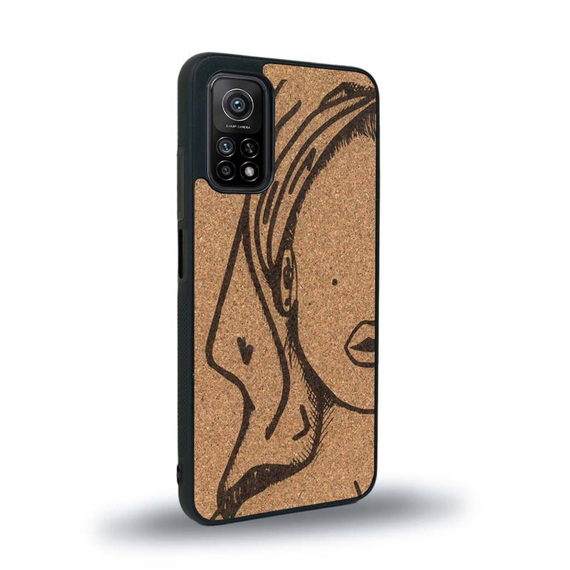 Coque de protection en bois véritable fabriquée en France pour Xiaomi Mi 10T Pro représentant une silhouette féminine épurée de type line art en collaboration avec l'artiste Maud Dabs