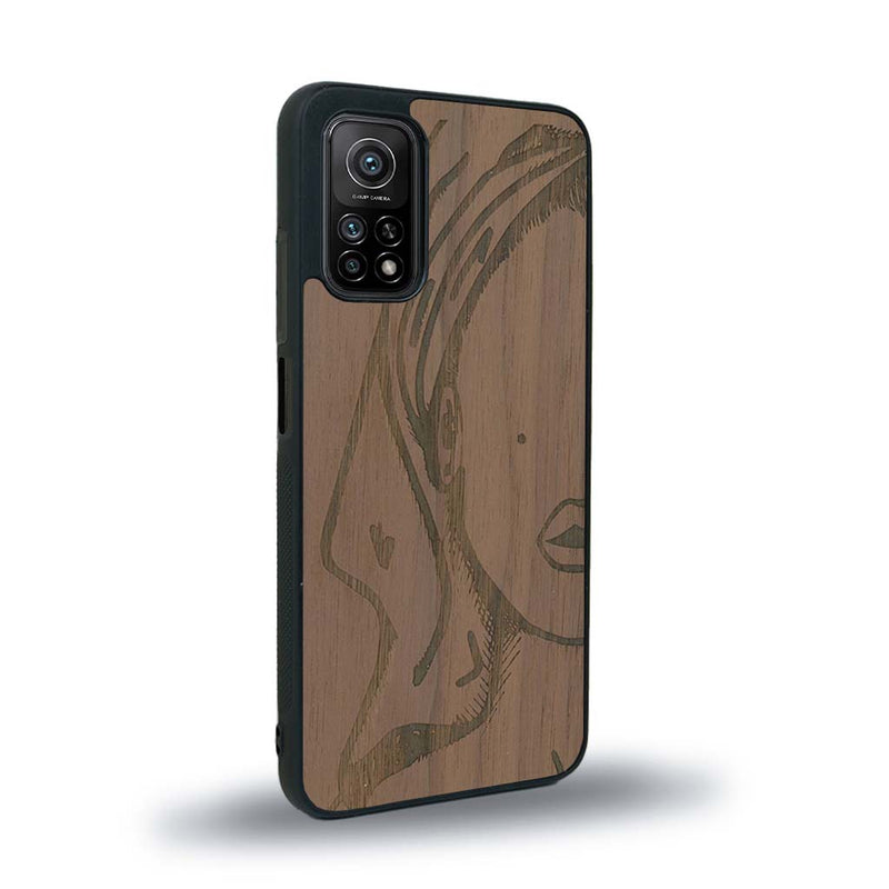 Coque de protection en bois véritable fabriquée en France pour Xiaomi Mi 10T Pro représentant une silhouette féminine épurée de type line art en collaboration avec l'artiste Maud Dabs