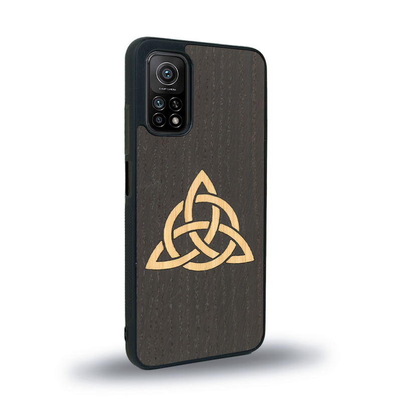 Coque de protection en bois véritable fabriquée en France pour Xiaomi Mi 10T Pro alliant du chêne fumé et du bambou représentant une triquetra