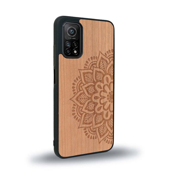 Coque de protection en bois véritable fabriquée en France pour Xiaomi Mi 10T Pro sur le thème de la bohème et du tatouage au henné avec une gravure représentant un mandala