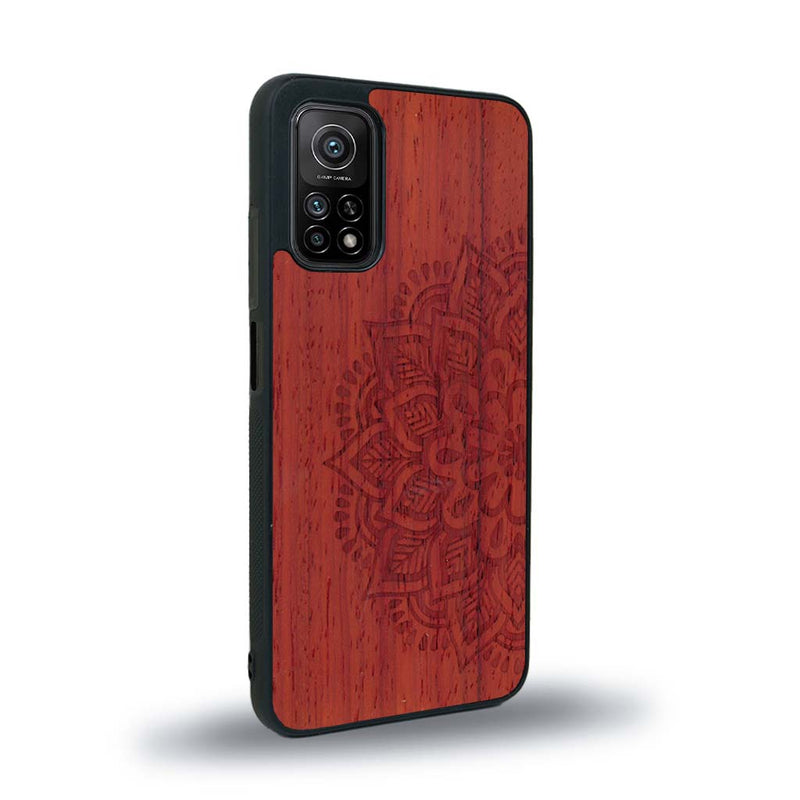 Coque de protection en bois véritable fabriquée en France pour Xiaomi Mi 10T Pro sur le thème de la bohème et du tatouage au henné avec une gravure représentant un mandala