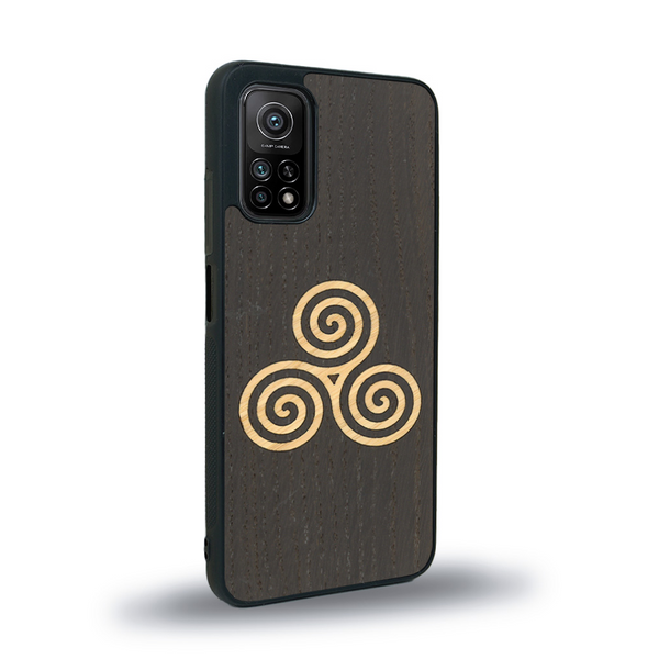 Coque de protection en bois véritable fabriquée en France pour Xiaomi Mi 10T Pro alliant du chêne fumé et du bambou et doré représentant un triskell