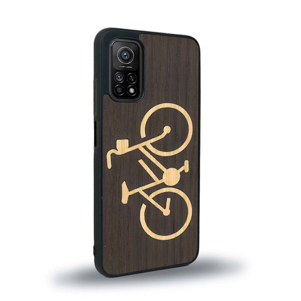 Coque de protection en bois véritable fabriquée en France pour Xiaomi Mi 10T Pro sur le theme du vélo et de l'outdoor qui allie du bambou et du chêne fumé représentant un vélo