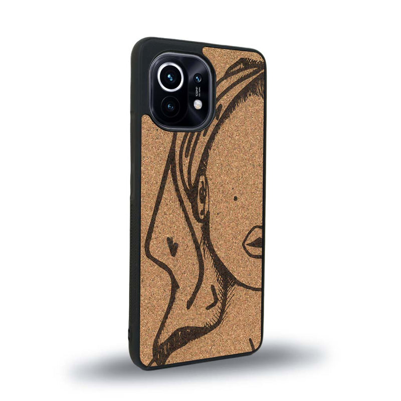Coque de protection en bois véritable fabriquée en France pour Xiaomi Mi 11 représentant une silhouette féminine épurée de type line art en collaboration avec l'artiste Maud Dabs
