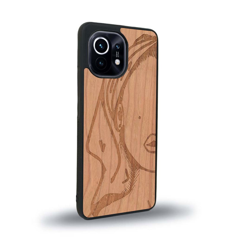 Coque de protection en bois véritable fabriquée en France pour Xiaomi Mi 11 représentant une silhouette féminine épurée de type line art en collaboration avec l'artiste Maud Dabs