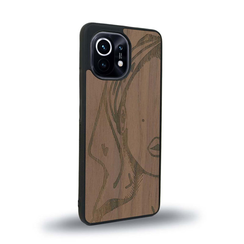 Coque de protection en bois véritable fabriquée en France pour Xiaomi Mi 11 représentant une silhouette féminine épurée de type line art en collaboration avec l'artiste Maud Dabs