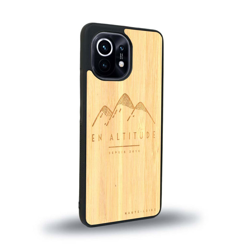 Coque de protection en bois véritable fabriquée en France pour Xiaomi Mi 11 représentant des montagnes, sur le thème de la randonnée en pleine nature et du trail