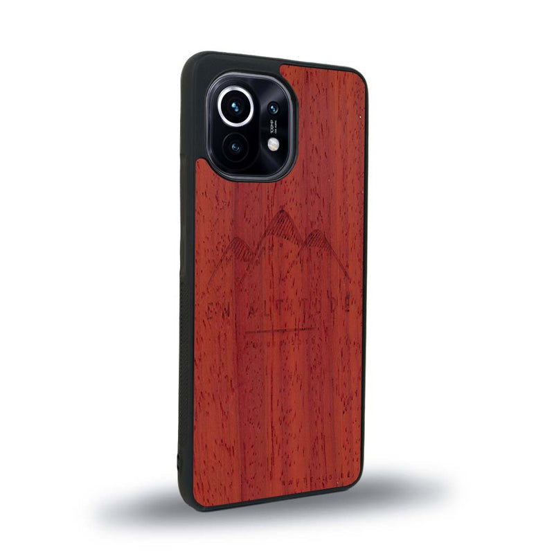 Coque de protection en bois véritable fabriquée en France pour Xiaomi Mi 11 représentant des montagnes, sur le thème de la randonnée en pleine nature et du trail