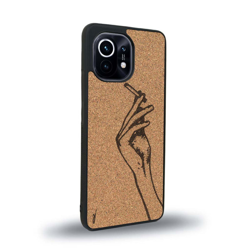 Coque de protection en bois véritable fabriquée en France pour Xiaomi Mi 11 représentant une main de femme tenant une cigarette de type line art en collaboration avec l'artiste Maud Dabs