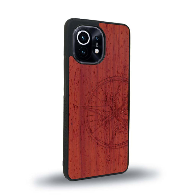 Coque de protection en bois véritable fabriquée en France pour Xiaomi Mi 11 avec une gravure "rose des vents" sur le thème nautique et de l'océan qui s'inspire des boussoles de pirate