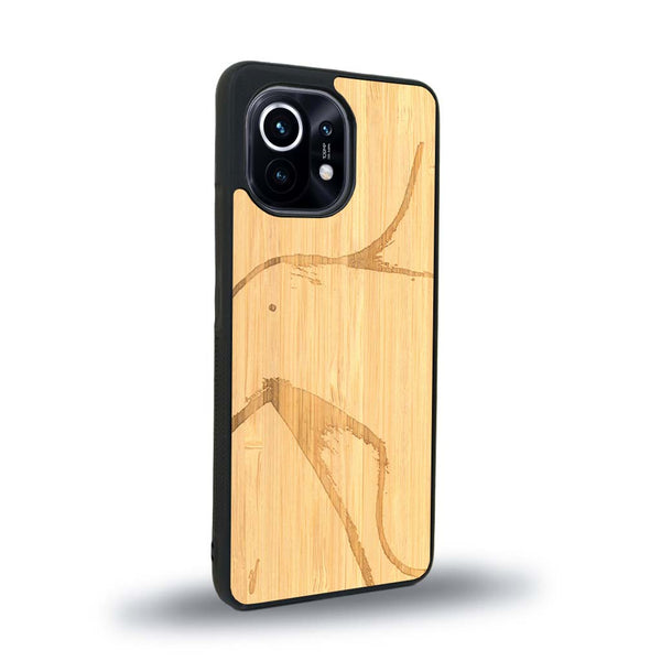 Coque de protection en bois véritable fabriquée en France pour Xiaomi Mi 11 représentant une silhouette féminine dessinée à la main par l'artiste Maud Dabs
