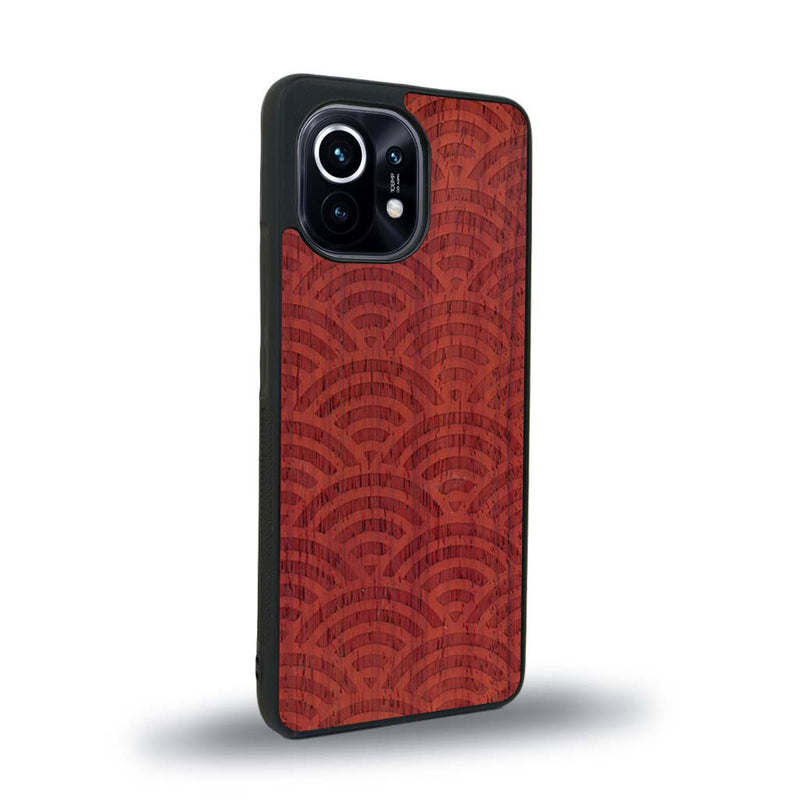 Coque de protection en bois véritable fabriquée en France pour Xiaomi Mi 11 baptisée "La Sinjak" avec un motif de gravure abstrait représentant la répétition d'un symbole wifi