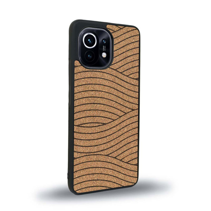 Coque de protection en bois véritable fabriquée en France pour Xiaomi Mi 11 avec un motif moderne et minimaliste sur le thème waves et wavy représentant les vagues de l'océan