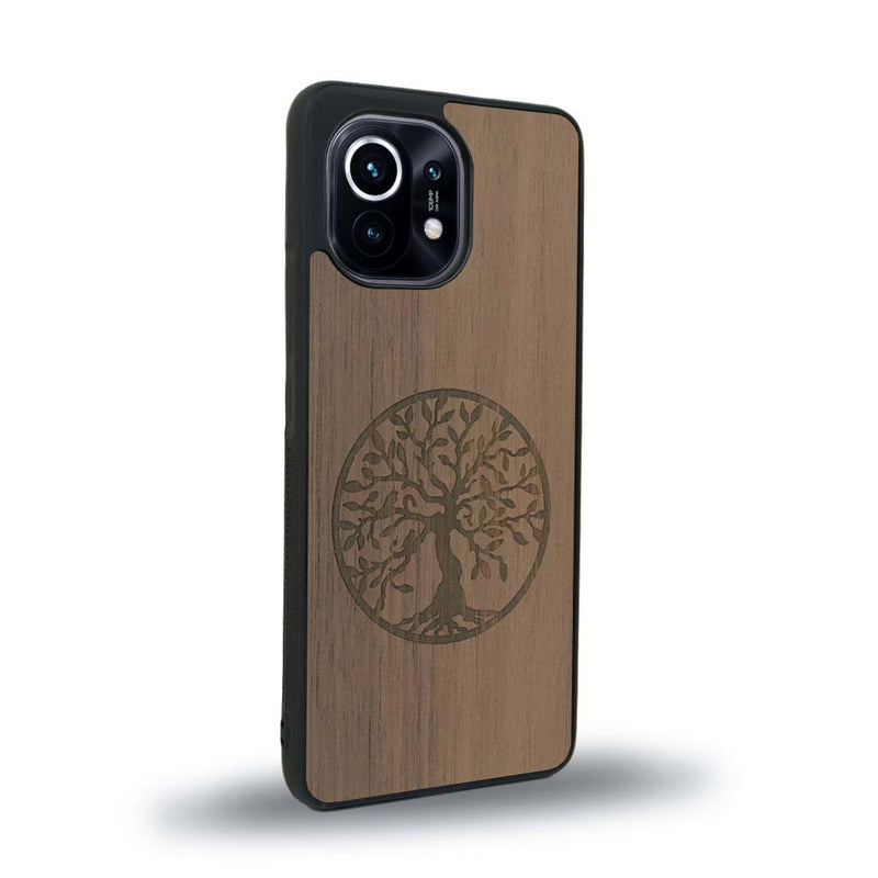 Coque de protection en bois véritable fabriquée en France pour Xiaomi Mi 11 sur le thème de la spiritualité et du yoga avec une gravure zen représentant un arbre de vie