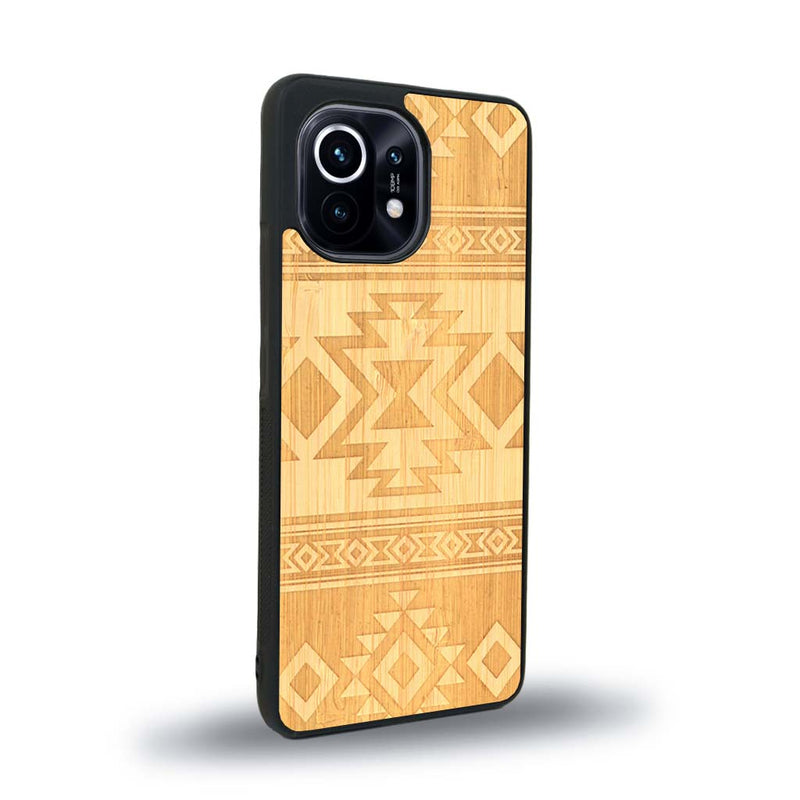 Coque de protection en bois véritable fabriquée en France pour Xiaomi Mi 11 avec des motifs géométriques s'inspirant des temples aztèques, mayas et incas