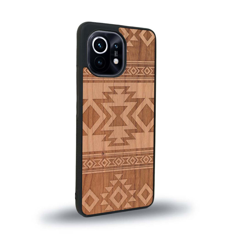 Coque de protection en bois véritable fabriquée en France pour Xiaomi Mi 11 avec des motifs géométriques s'inspirant des temples aztèques, mayas et incas