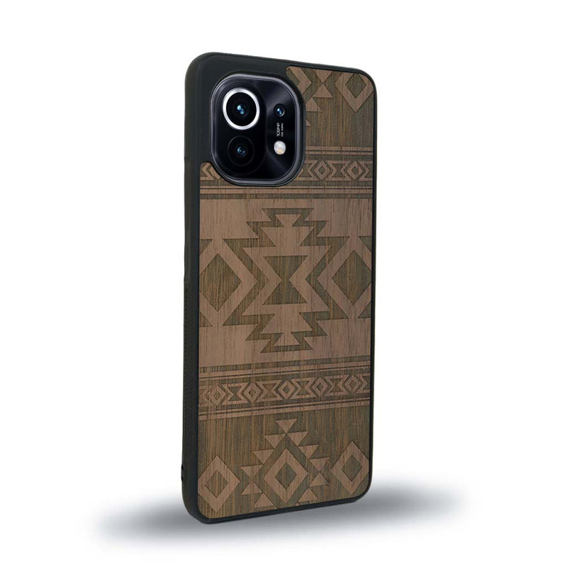 Coque de protection en bois véritable fabriquée en France pour Xiaomi Mi 11 avec des motifs géométriques s'inspirant des temples aztèques, mayas et incas