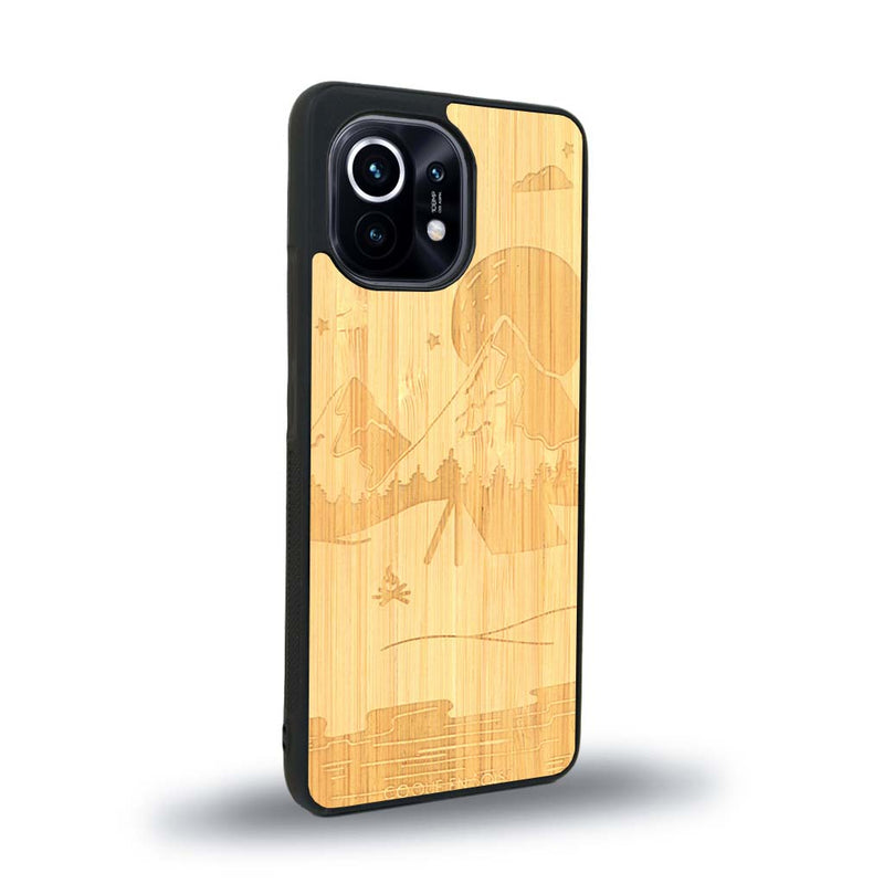 Coque de protection en bois véritable fabriquée en France pour Xiaomi Mi 11 sur le thème du camping en pleine nature représentant une tente avec un feu de camp entouré de montagnes