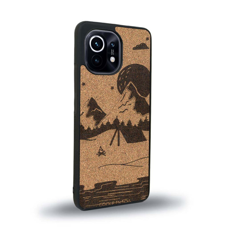 Coque de protection en bois véritable fabriquée en France pour Xiaomi Mi 11 sur le thème du camping en pleine nature représentant une tente avec un feu de camp entouré de montagnes