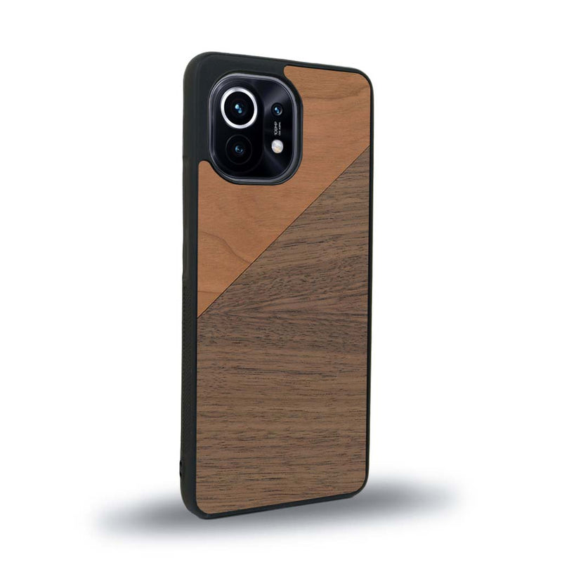 Coque de protection en bois véritable fabriquée en France pour Xiaomi Mi 11 alliant du merisier et du noyer formant chacun un triangle avec une jointure en diagonale sur le thème de l'art abstrait