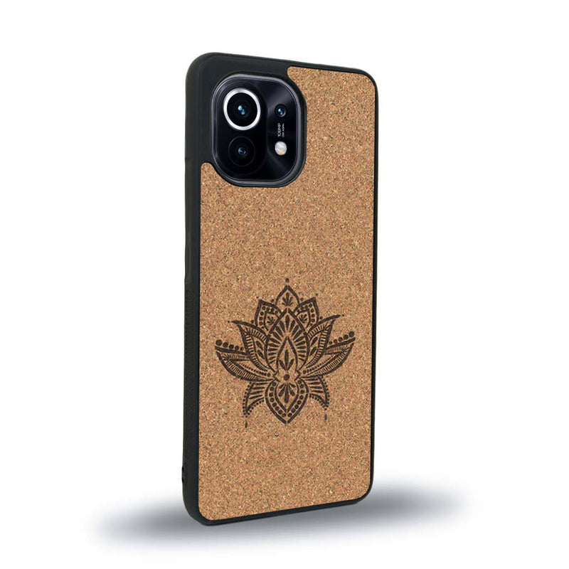 Coque de protection en bois véritable fabriquée en France pour Xiaomi Mi 11 sur le thème de la nature et du yoga avec une gravure zen représentant une fleur de lotus