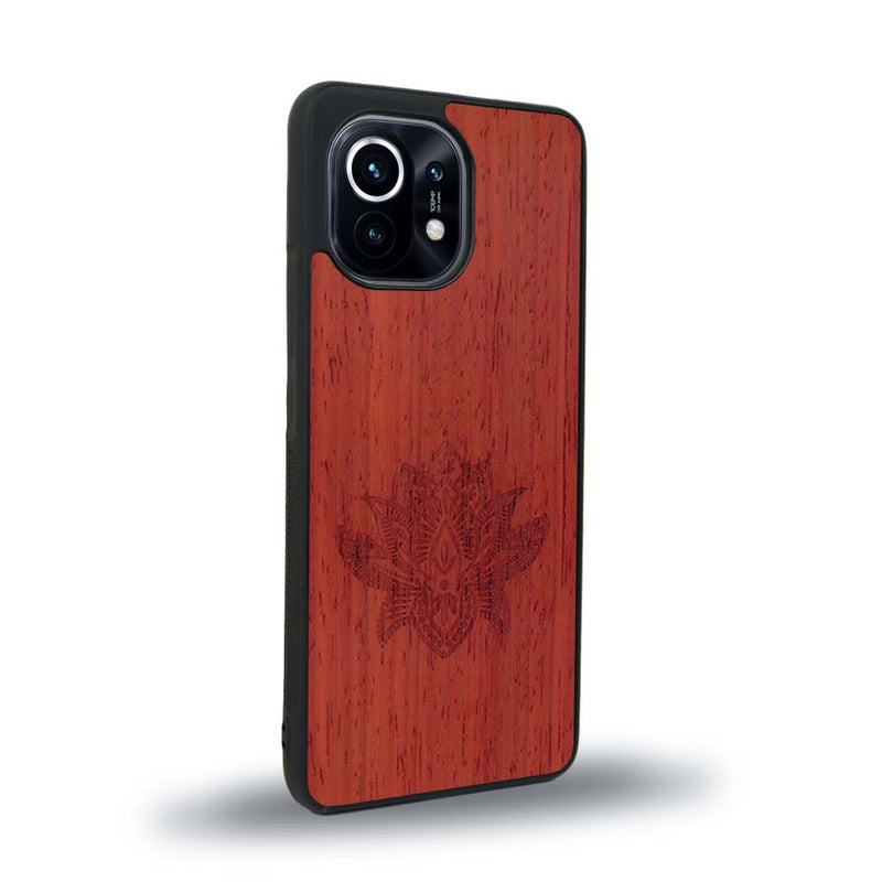 Coque de protection en bois véritable fabriquée en France pour Xiaomi Mi 11 sur le thème de la nature et du yoga avec une gravure zen représentant une fleur de lotus