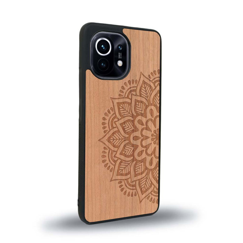 Coque de protection en bois véritable fabriquée en France pour Xiaomi Mi 11 sur le thème de la bohème et du tatouage au henné avec une gravure représentant un mandala