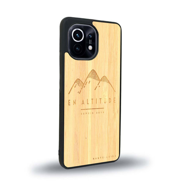 Coque de protection en bois véritable fabriquée en France pour Xiaomi Mi 11 Lite représentant des montagnes, sur le thème de la randonnée en pleine nature et du trail