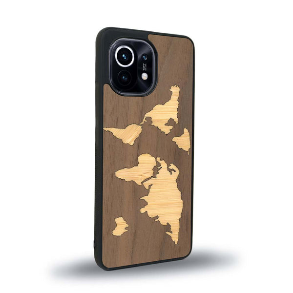 Coque de protection en bois véritable fabriquée en France pour Xiaomi Mi 11 Lite alliant du bambou et du noyer sur le thème du voyage et de l'aventure représentant une mappemonde