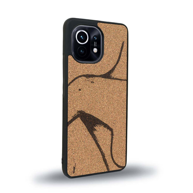 Coque de protection en bois véritable fabriquée en France pour Xiaomi Mi 11 Lite représentant une silhouette féminine dessinée à la main par l'artiste Maud Dabs