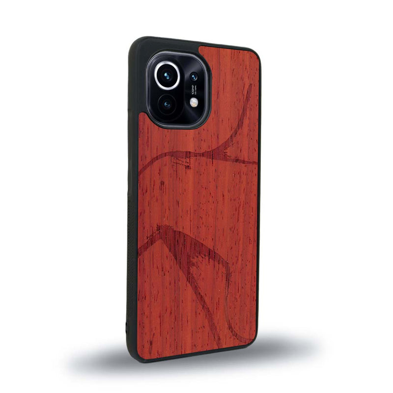 Coque de protection en bois véritable fabriquée en France pour Xiaomi Mi 11 Lite représentant une silhouette féminine dessinée à la main par l'artiste Maud Dabs