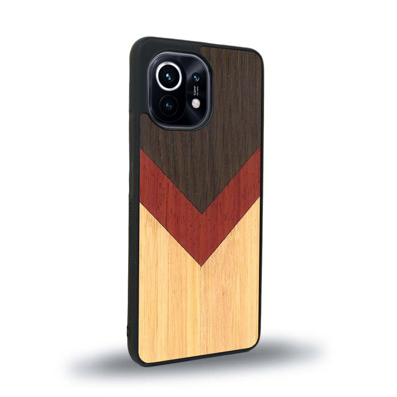 Coque de protection en bois véritable fabriquée en France pour Xiaomi Mi 11 Lite alliant du chêne fumé, du padouk et du bambou en forme de chevron sur le thème de l'art abstrait