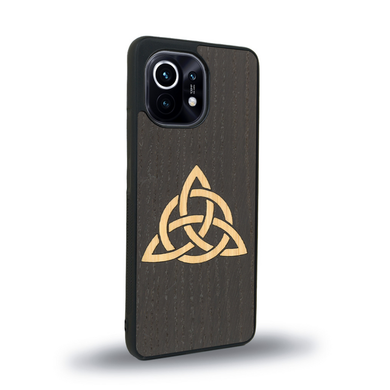 Coque de protection en bois véritable fabriquée en France pour Xiaomi Mi 11 Lite alliant du chêne fumé et du bambou représentant une triquetra