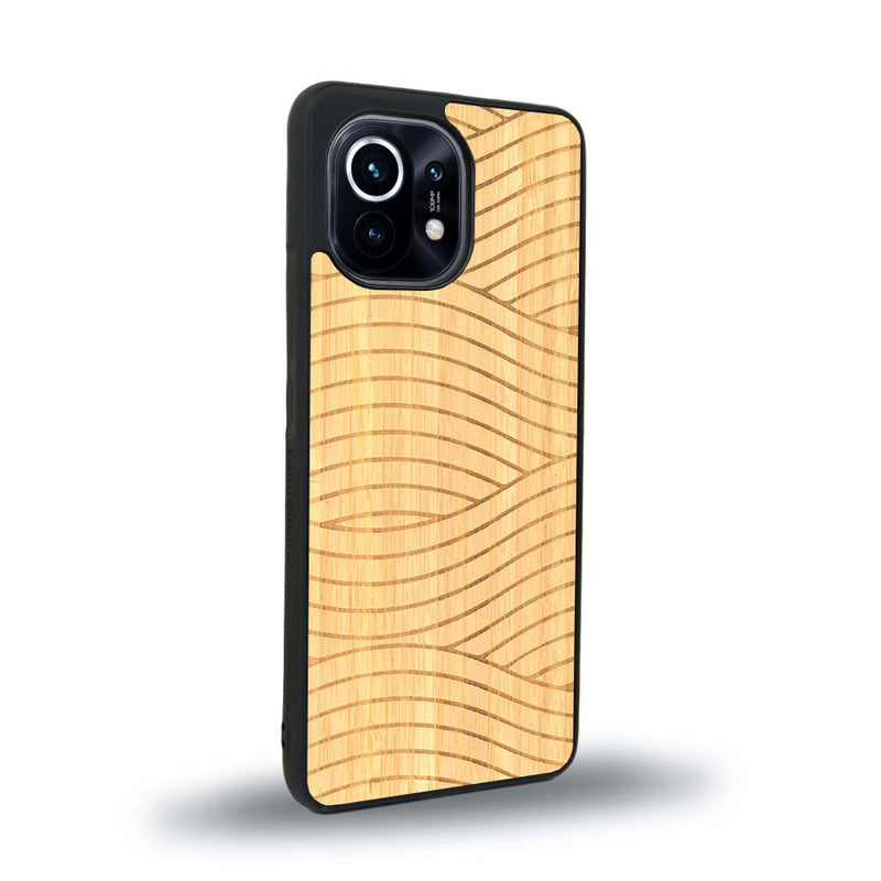 Coque de protection en bois véritable fabriquée en France pour Xiaomi Mi 11 Lite avec un motif moderne et minimaliste sur le thème waves et wavy représentant les vagues de l'océan