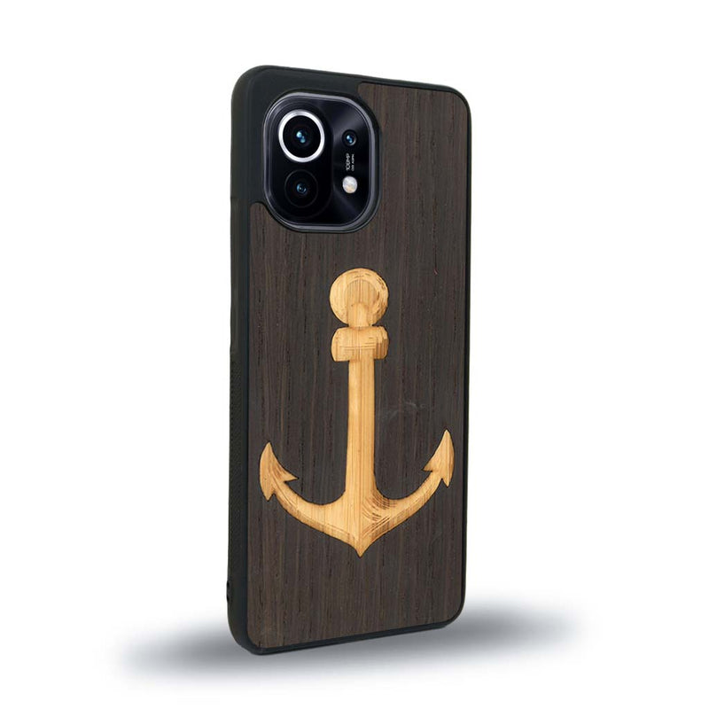 Coque de protection en bois véritable fabriquée en France pour Xiaomi Mi 11 Lite sur le thème nautique avec un bois clair et un bois foncé représentant une ancre de bateau