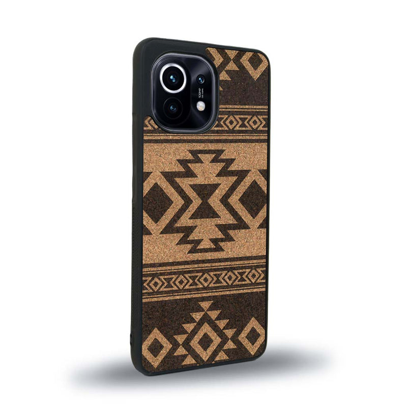 Coque de protection en bois véritable fabriquée en France pour Xiaomi Mi 11 Lite avec des motifs géométriques s'inspirant des temples aztèques, mayas et incas