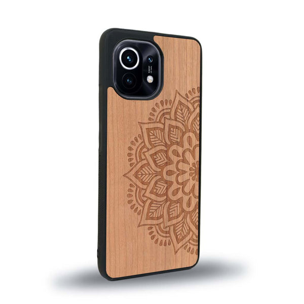 Coque de protection en bois véritable fabriquée en France pour Xiaomi Mi 11 Lite sur le thème de la bohème et du tatouage au henné avec une gravure représentant un mandala