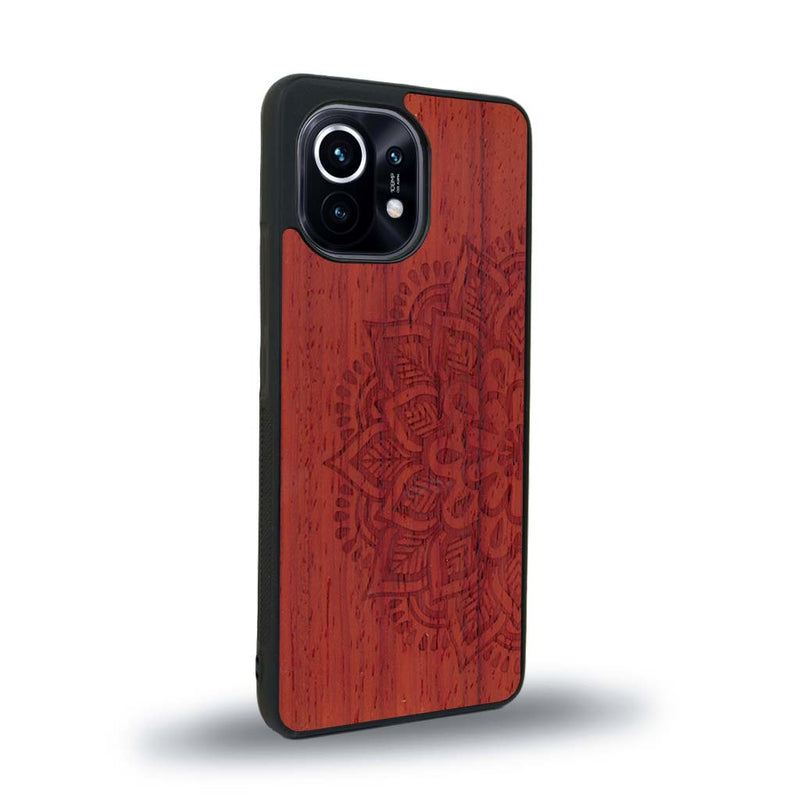 Coque de protection en bois véritable fabriquée en France pour Xiaomi Mi 11 Lite sur le thème de la bohème et du tatouage au henné avec une gravure représentant un mandala