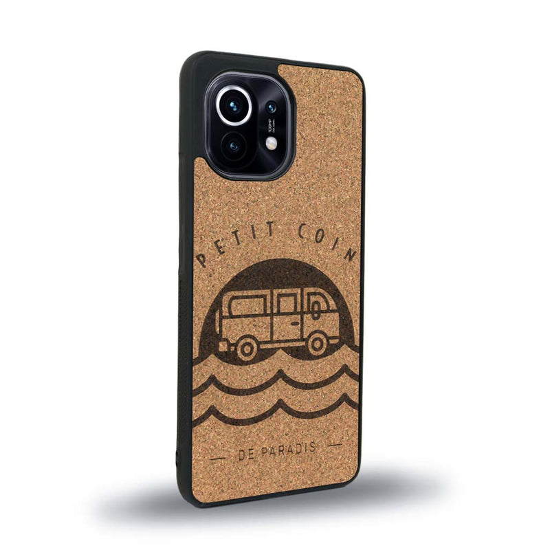 Coque de protection en bois véritable fabriquée en France pour Xiaomi Mi 11 Lite sur le thème des voyages en vans, vanlife et chill avec une gravure représentant un van vw combi devant le soleil couchant sur une plage avec des vagues