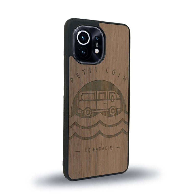 Coque de protection en bois véritable fabriquée en France pour Xiaomi Mi 11 Lite sur le thème des voyages en vans, vanlife et chill avec une gravure représentant un van vw combi devant le soleil couchant sur une plage avec des vagues