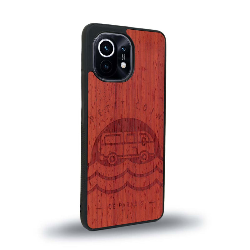 Coque de protection en bois véritable fabriquée en France pour Xiaomi Mi 11 Lite sur le thème des voyages en vans, vanlife et chill avec une gravure représentant un van vw combi devant le soleil couchant sur une plage avec des vagues