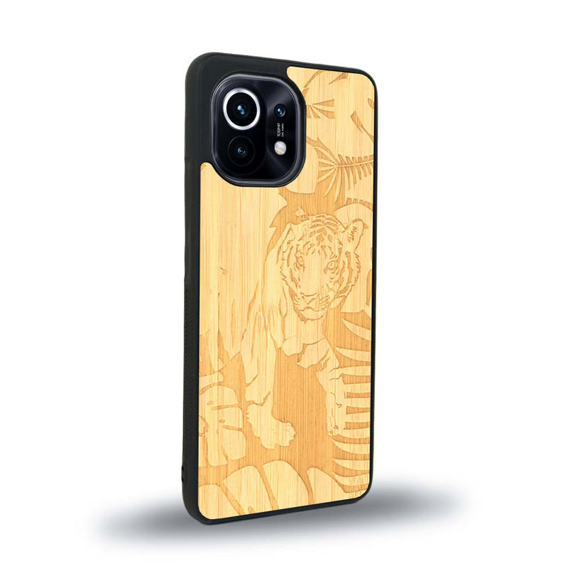 Coque de protection en bois véritable fabriquée en France pour Xiaomi Mi 11 Lite sur le thème de la nature et des animaux représentant un tigre dans la jungle entre des fougères