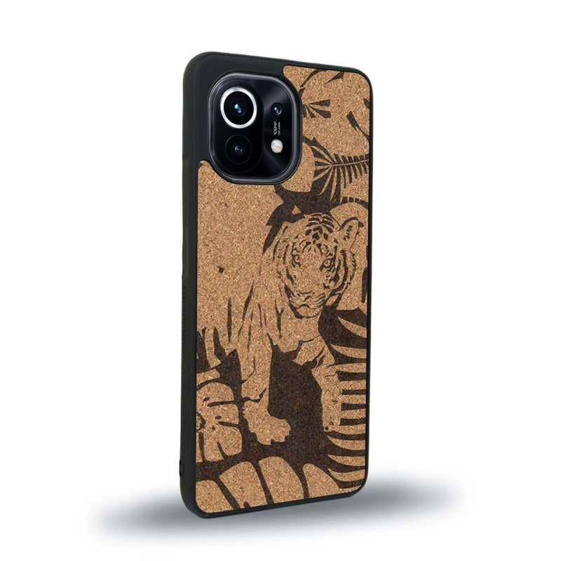 Coque de protection en bois véritable fabriquée en France pour Xiaomi Mi 11 Lite sur le thème de la nature et des animaux représentant un tigre dans la jungle entre des fougères