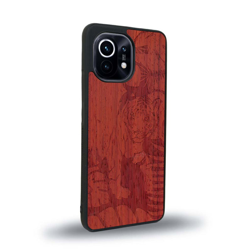 Coque de protection en bois véritable fabriquée en France pour Xiaomi Mi 11 Lite sur le thème de la nature et des animaux représentant un tigre dans la jungle entre des fougères