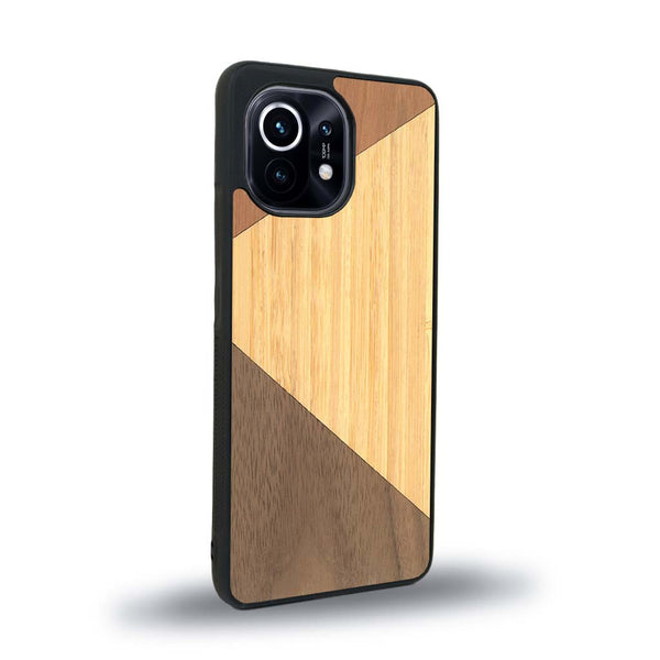 Coque de protection en bois véritable fabriquée en France pour Xiaomi Mi 11 Lite alliant du merisier, du noyer et du bambou formant chacun deux triangles et un trapèze avec deux jointures en diagonale sur le thème de l'art abstrait