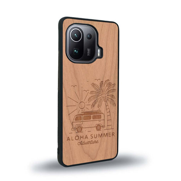 Coque de protection en bois véritable fabriquée en France pour Xiaomi Mi 11 Pro sur le thème de la plage, de l'été et vanlife.