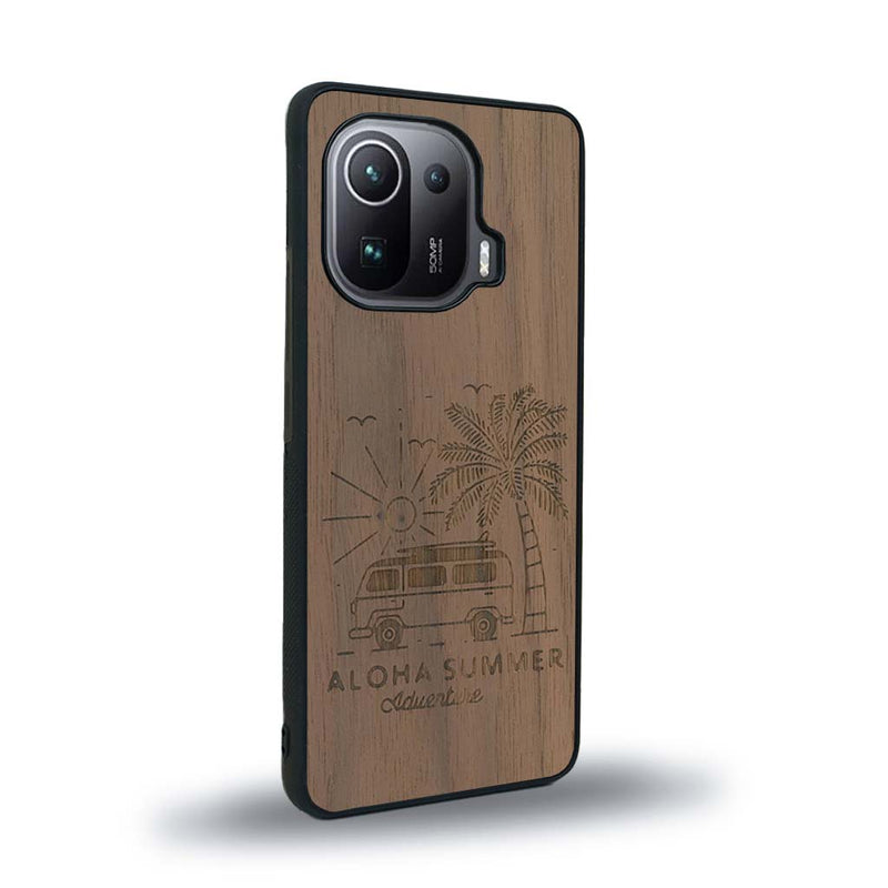 Coque de protection en bois véritable fabriquée en France pour Xiaomi Mi 11 Pro sur le thème de la plage, de l'été et vanlife.