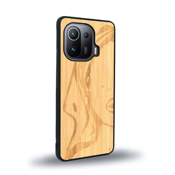 Coque de protection en bois véritable fabriquée en France pour Xiaomi Mi 11 Pro représentant une silhouette féminine épurée de type line art en collaboration avec l'artiste Maud Dabs